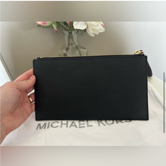 Michael Kors Saffiano leather clutch - Picture 6 of 9